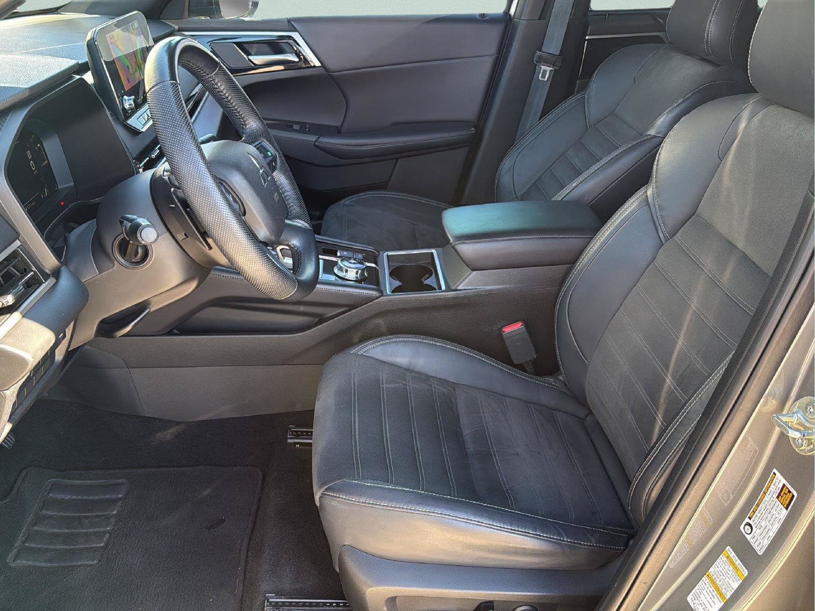 Used 2023 Mitsubishi Outlander SE Black Edition FWD image 18