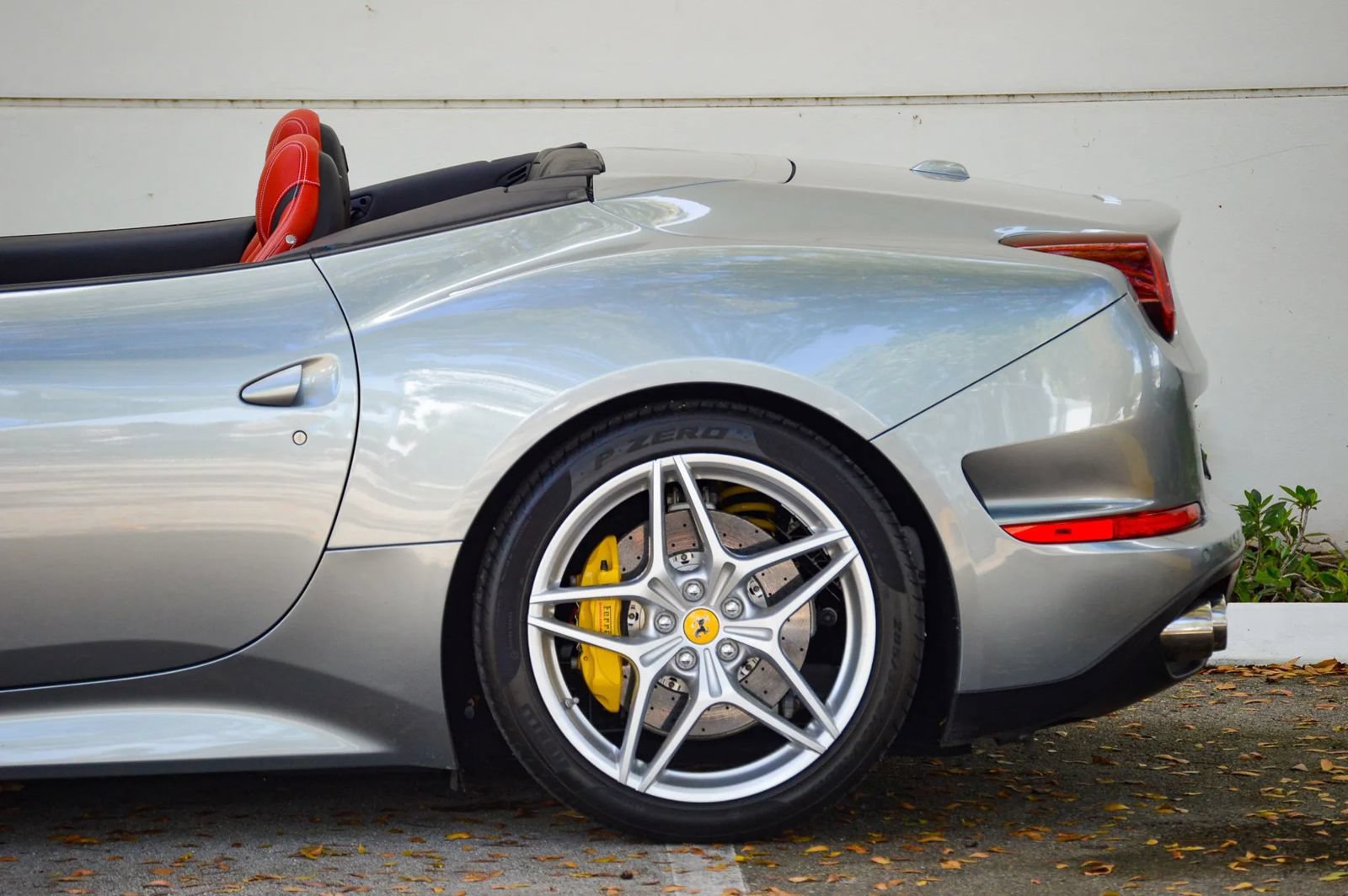 Used 2015 Ferrari California T RWD image 11