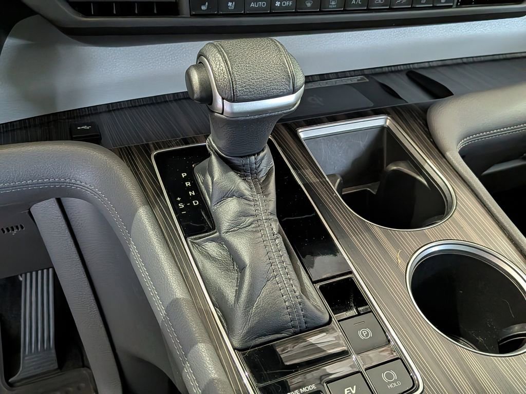 Used 2021 Toyota Sienna Limited image 17