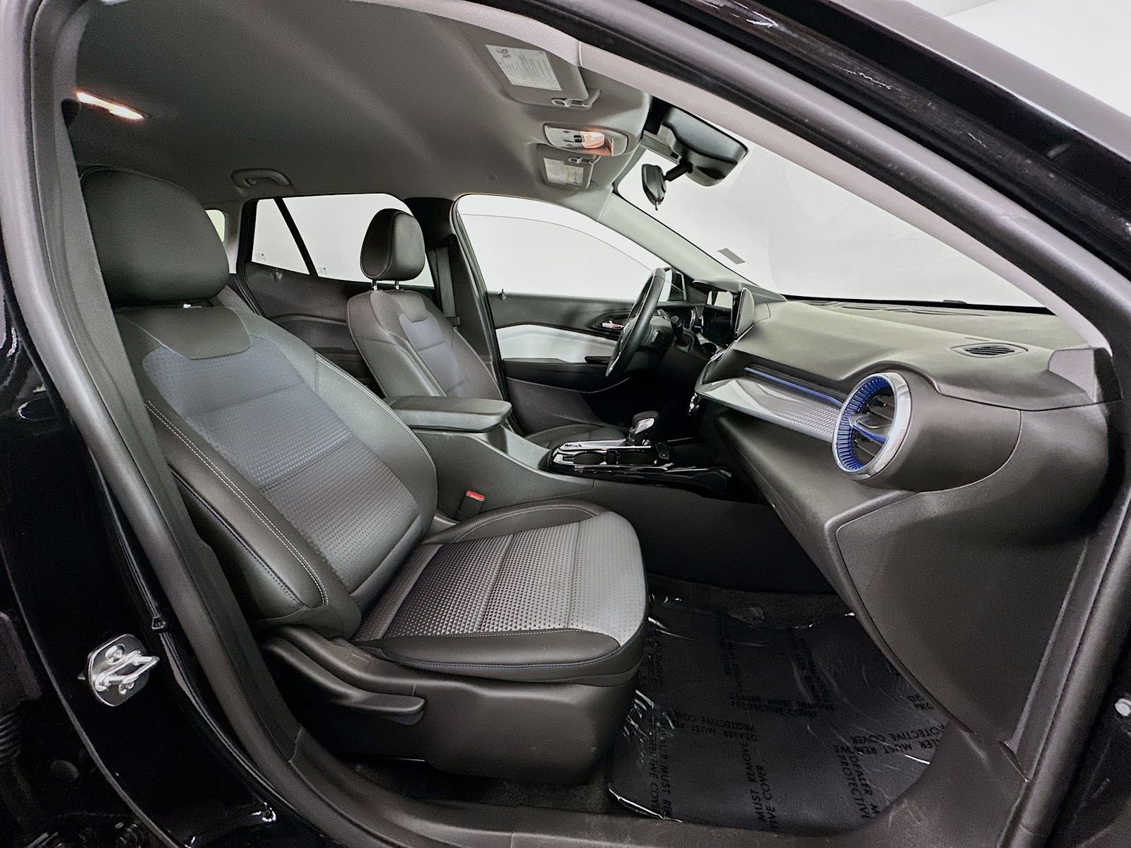 Used 2025 Chevrolet Trax LT w/ LT Convenience Package FWD image 28