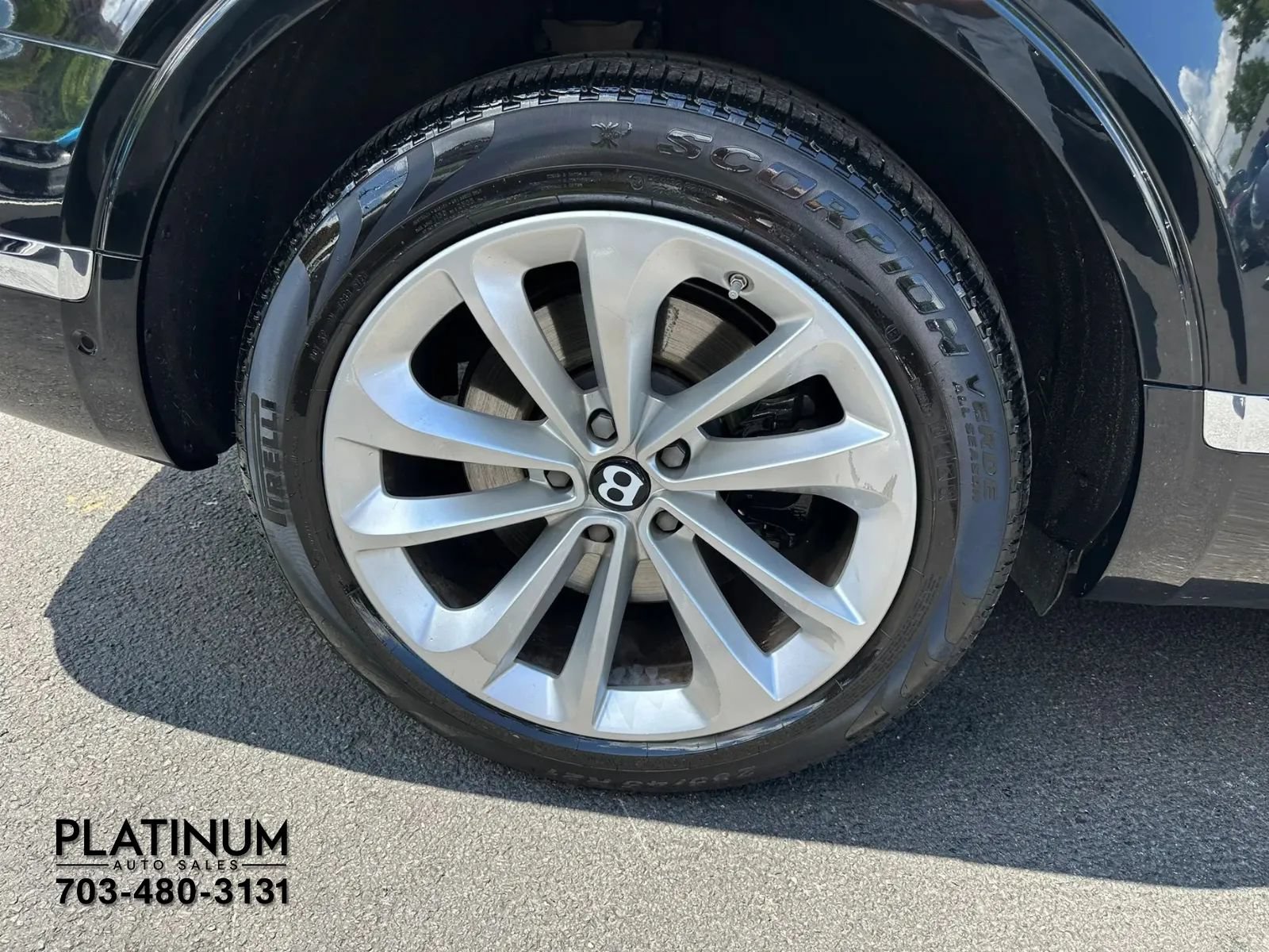 Used 2017 Bentley Bentayga AWD/4WD image 23