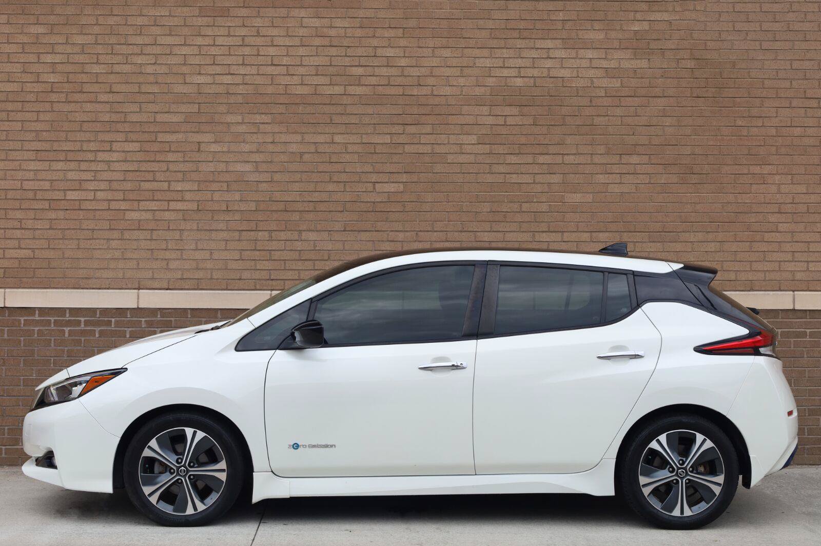 Used 2018 Nissan Leaf SV w/ SV Technology Package FWD image 2