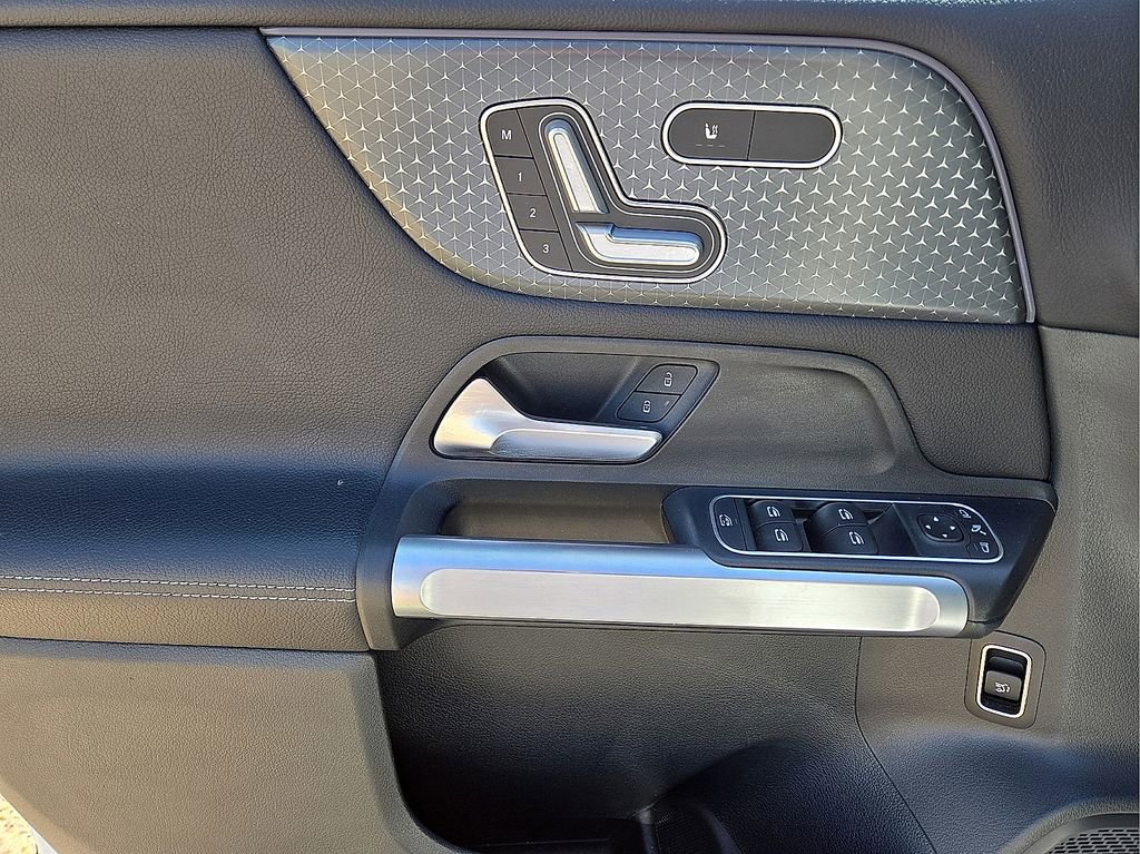 Used 2025 Mercedes-Benz GLB 250 4MATIC image 21