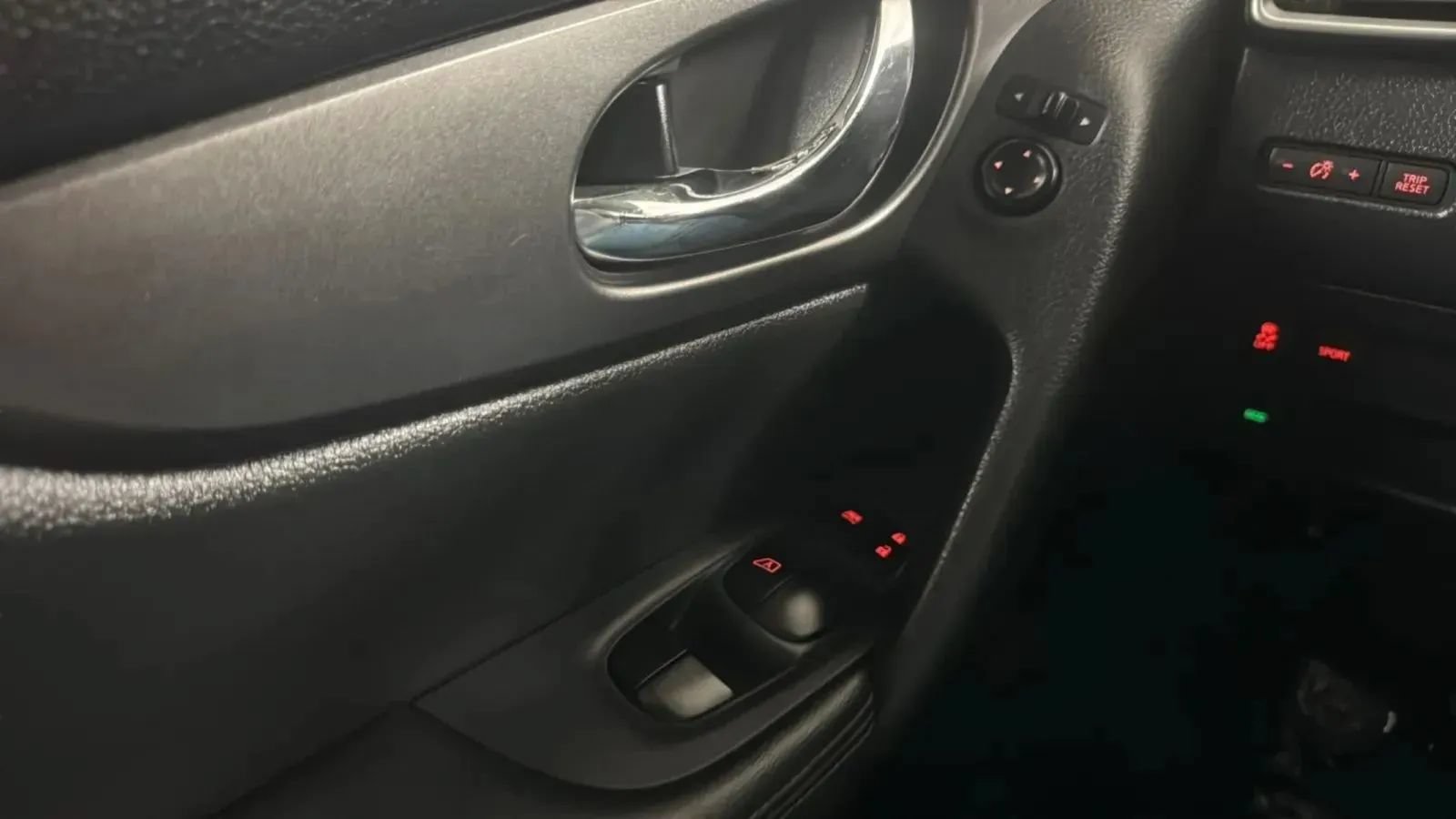 Used 2016 Nissan Rogue S FWD image 15