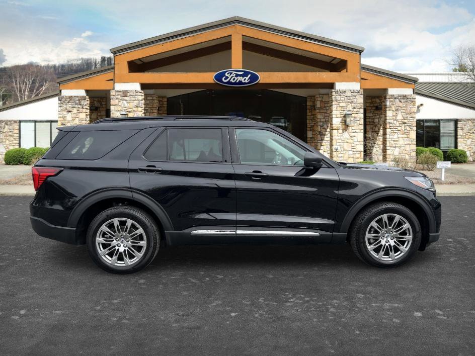 Used 2025 Ford Explorer Active w/ Active Comfort Package image 4