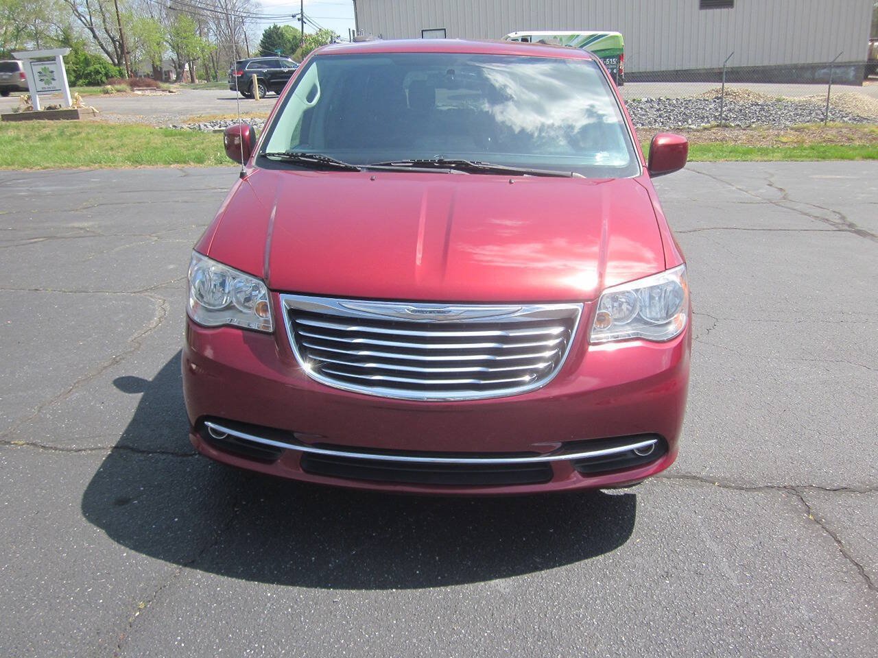 Used 2015 Chrysler Town & Country Touring FWD image 3