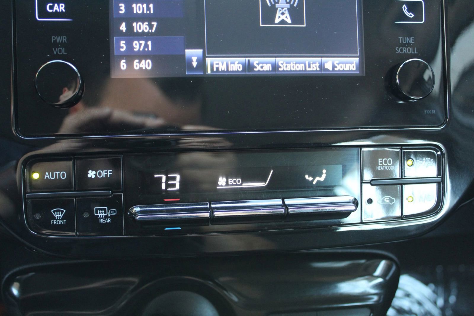 Used 2017 Toyota Prius Four FWD image 19