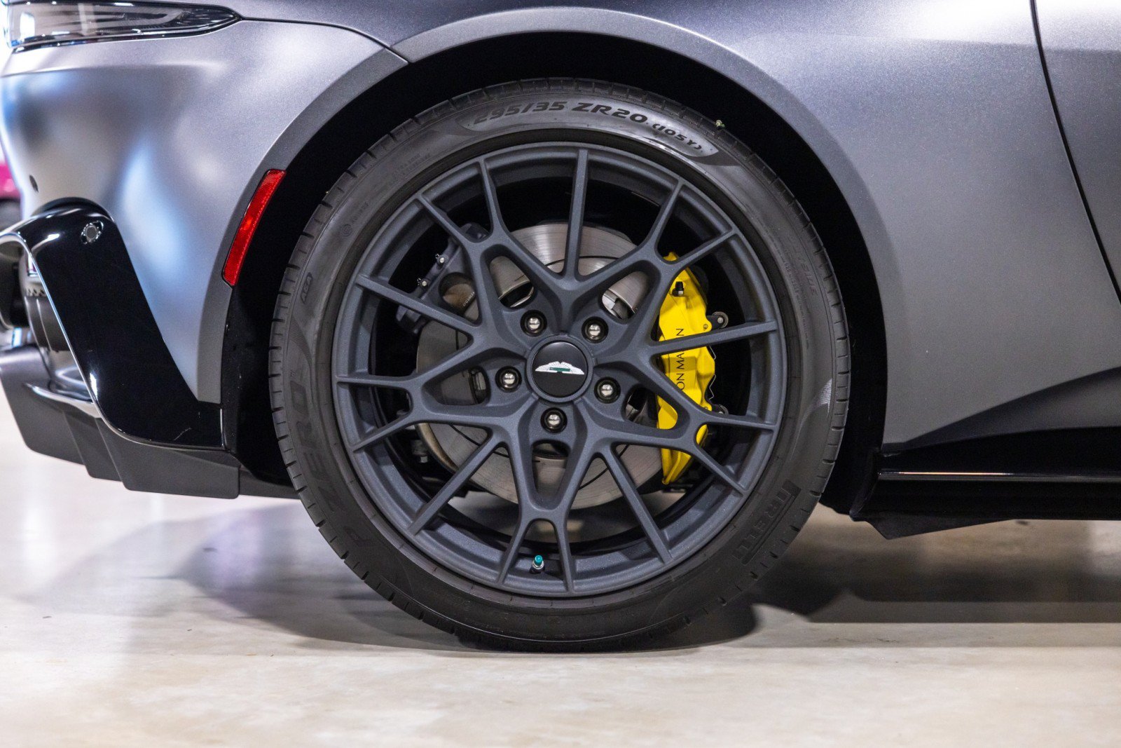 Used 2022 Aston Martin V8 Vantage Coupe RWD image 25