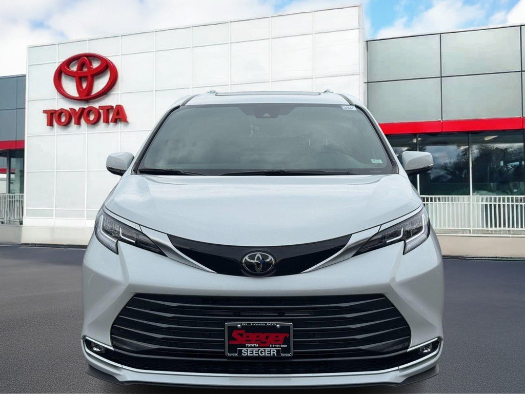 Used 2026 Toyota Sienna Limited FWD image 13