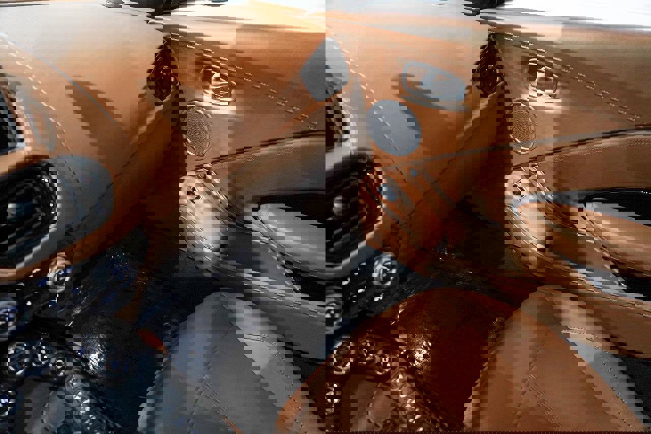 Used 2020 Aston Martin V8 Vantage Coupe image 14