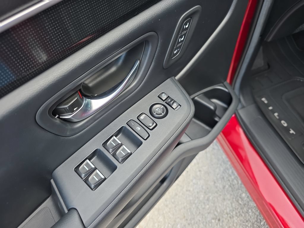Used 2025 Honda Pilot Elite image 18