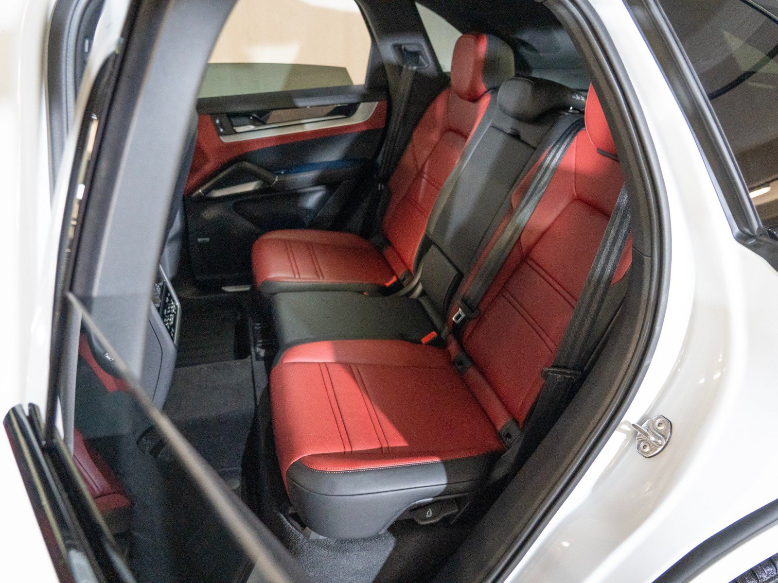 Certified 2026 Porsche Cayenne AWD/4WD image 24