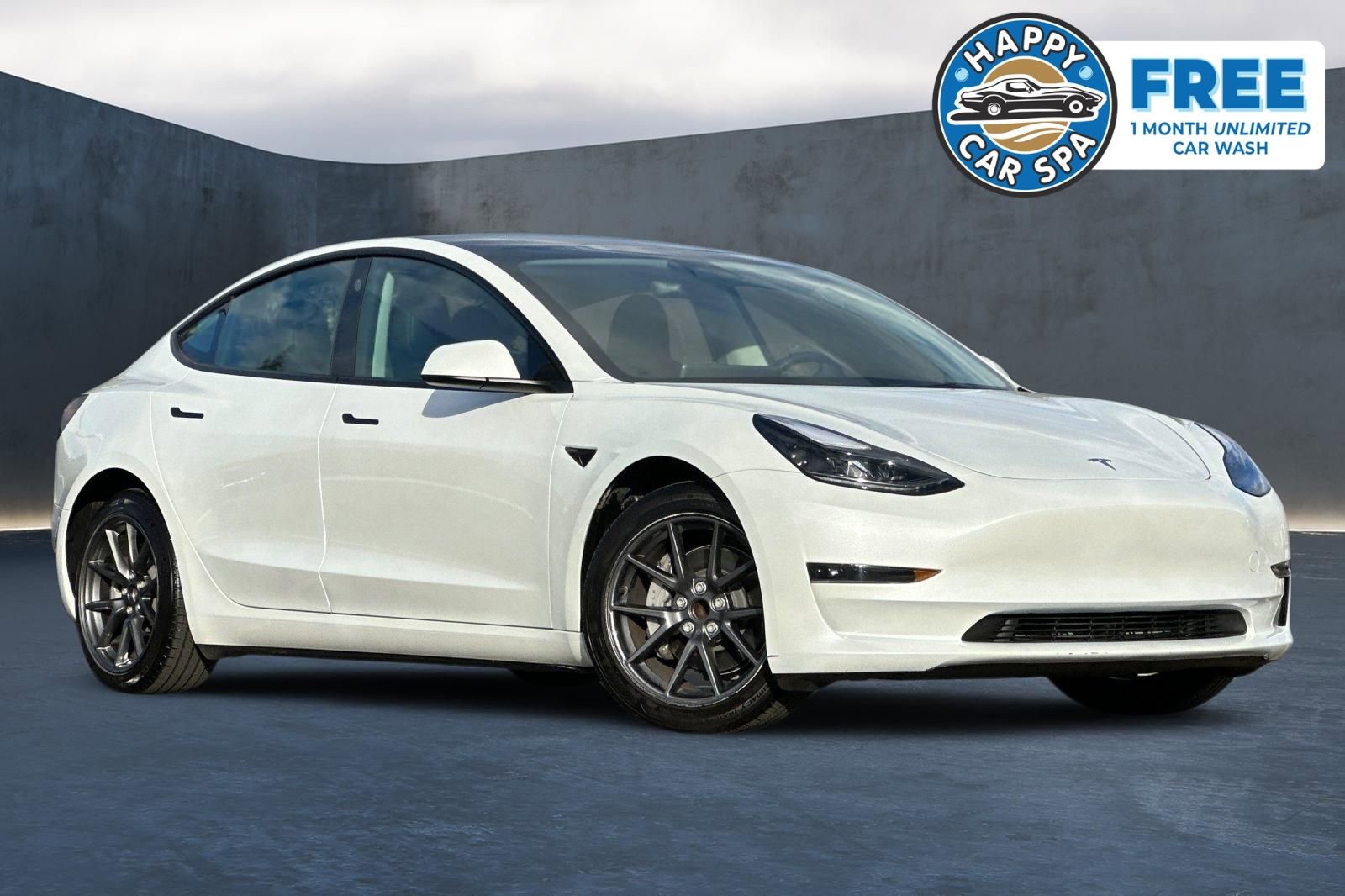 Used 2023 Tesla Model 3 Standard Range image 1