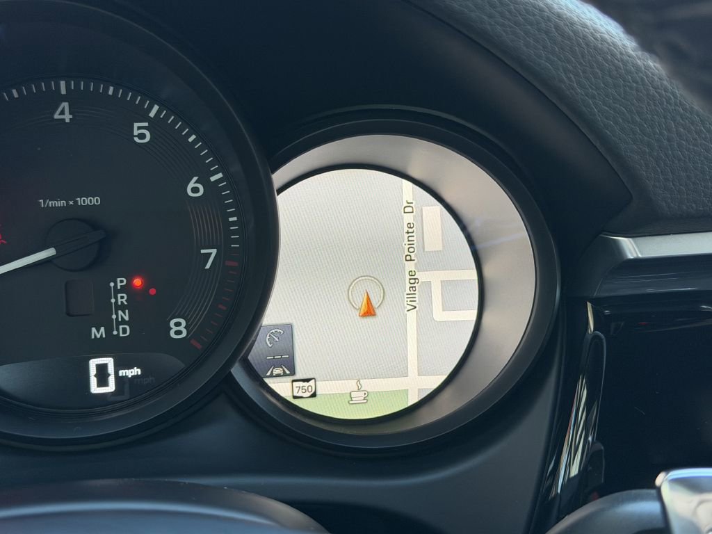 Used 2022 Porsche Macan w/ Premium Package image 40