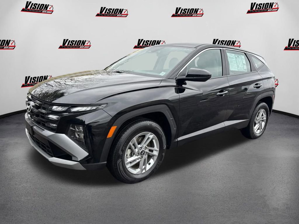 Certified 2025 Hyundai Tucson SE image 1