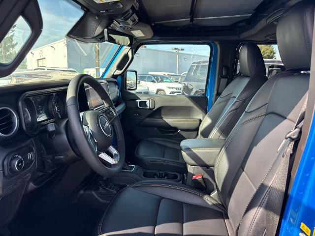 Used 2025 Jeep Wrangler Unlimited Sahara AWD/4WD image 2