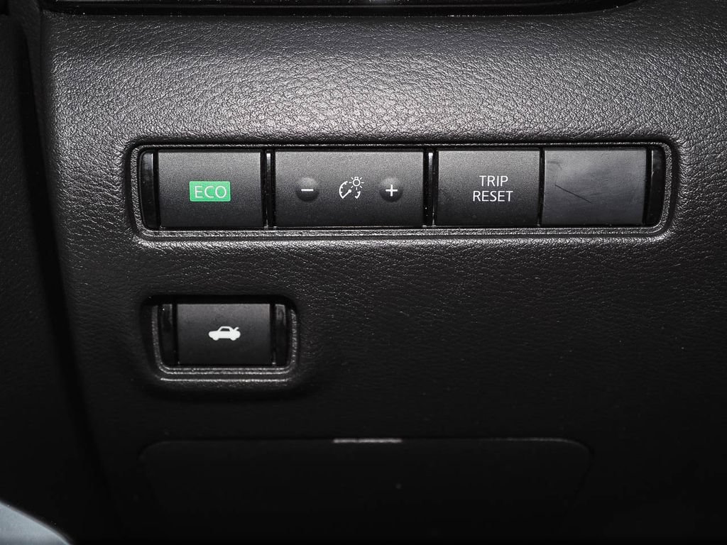 Used 2025 Nissan Sentra SR FWD image 27