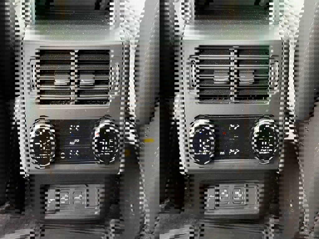 Certified 2025 Land Rover Discovery S image 36