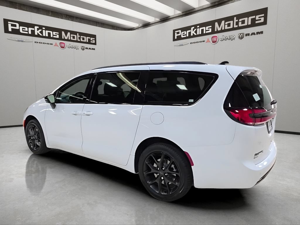 New 2027 Chrysler Pacifica Limited AWD/4WD image 3