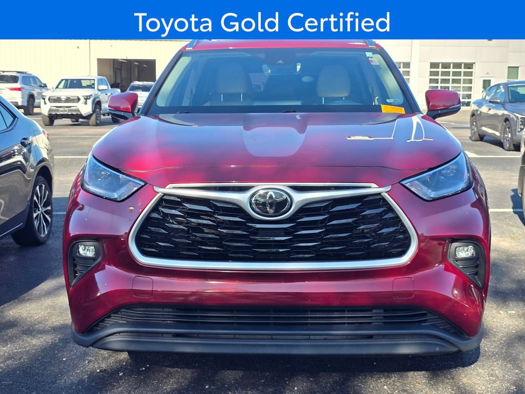 Used 2021 Toyota Highlander XLE FWD image 2