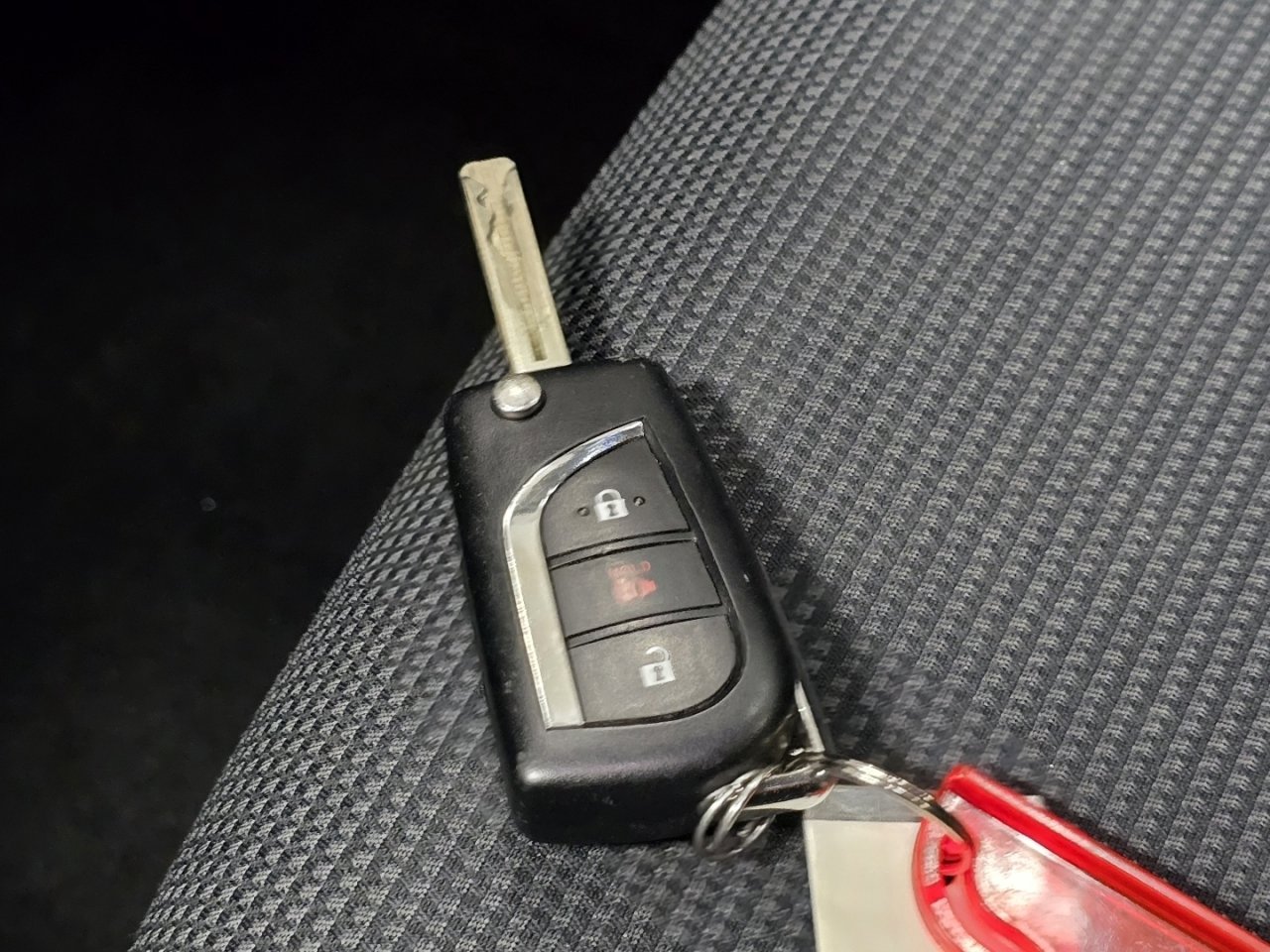 Used 2024 Toyota RAV4 LE image 31