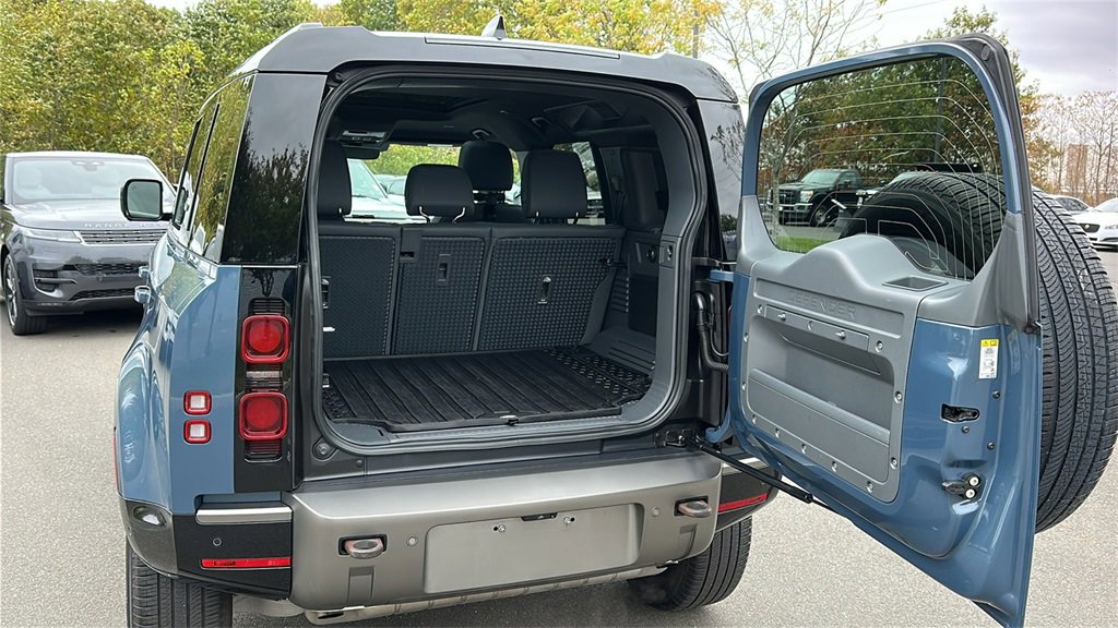 Certified 2023 Land Rover Defender 110 X-Dynamic SE image 29