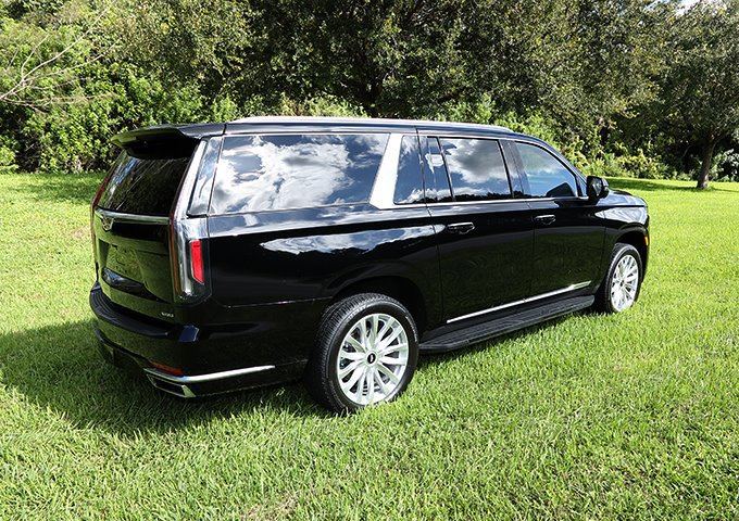 Used 2023 Cadillac Escalade ESV Luxury image 3