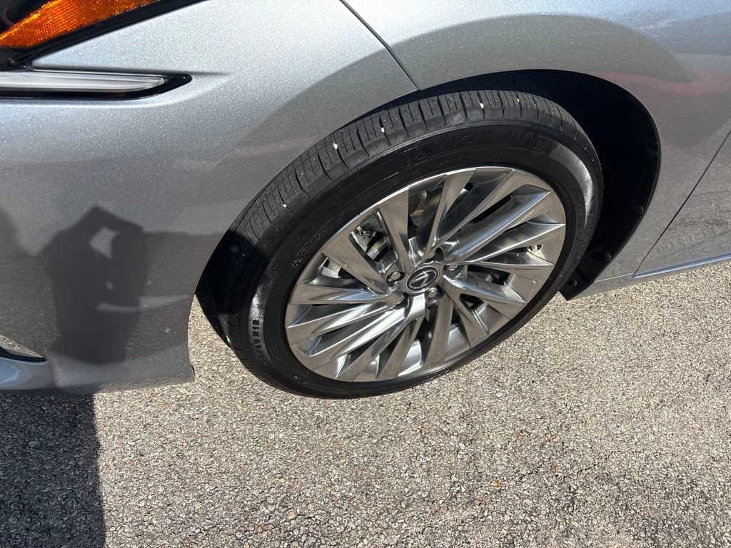 Certified 2022 Lexus ES 300h Ultra Luxury w/ Accessory Package 2 FWD image 9