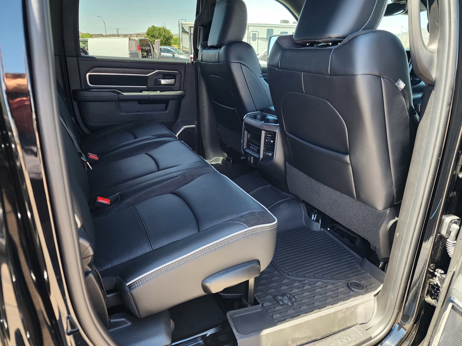 New 2026 RAM 2500 Laramie AWD/4WD image 12
