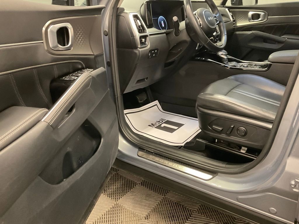 Used 2023 Kia Sorento SX image 9