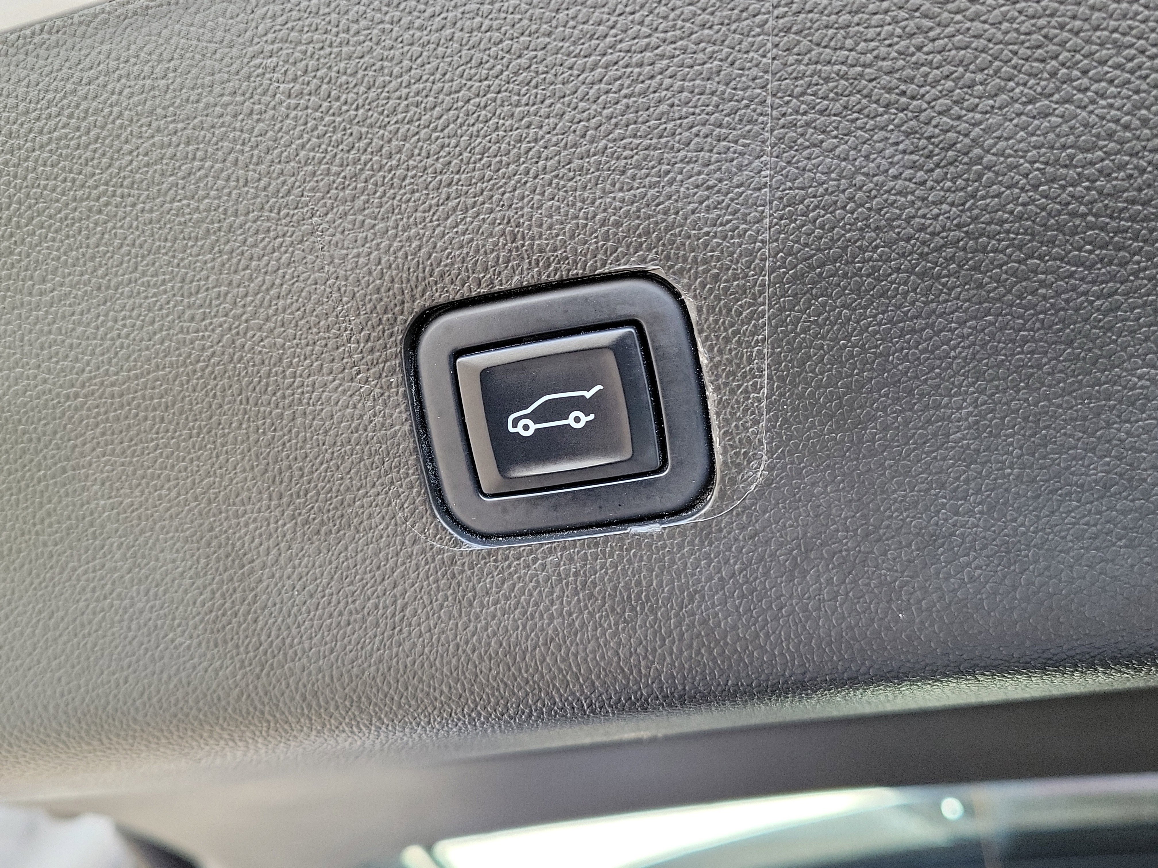 Used 2022 Chevrolet Traverse Premier w/ LPO, Floor Liner Package image 9
