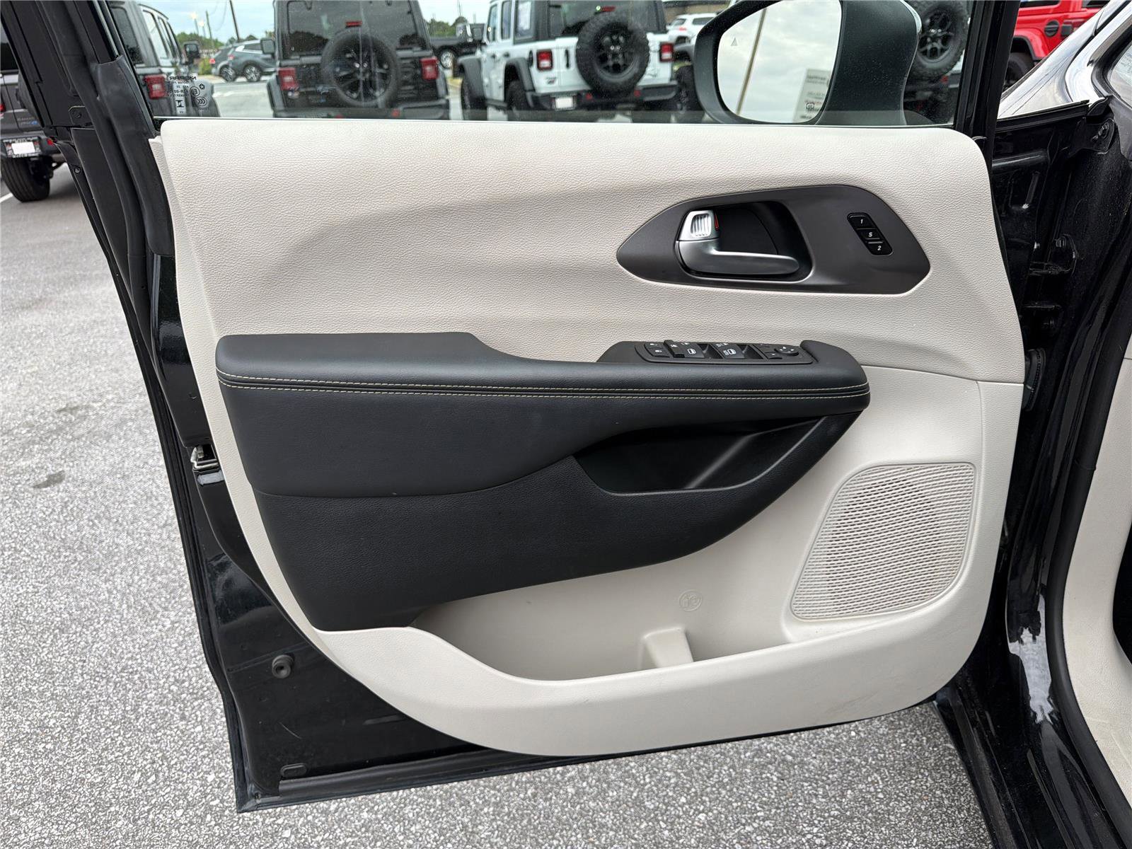 Used 2023 Chrysler Pacifica Touring-L FWD image 9