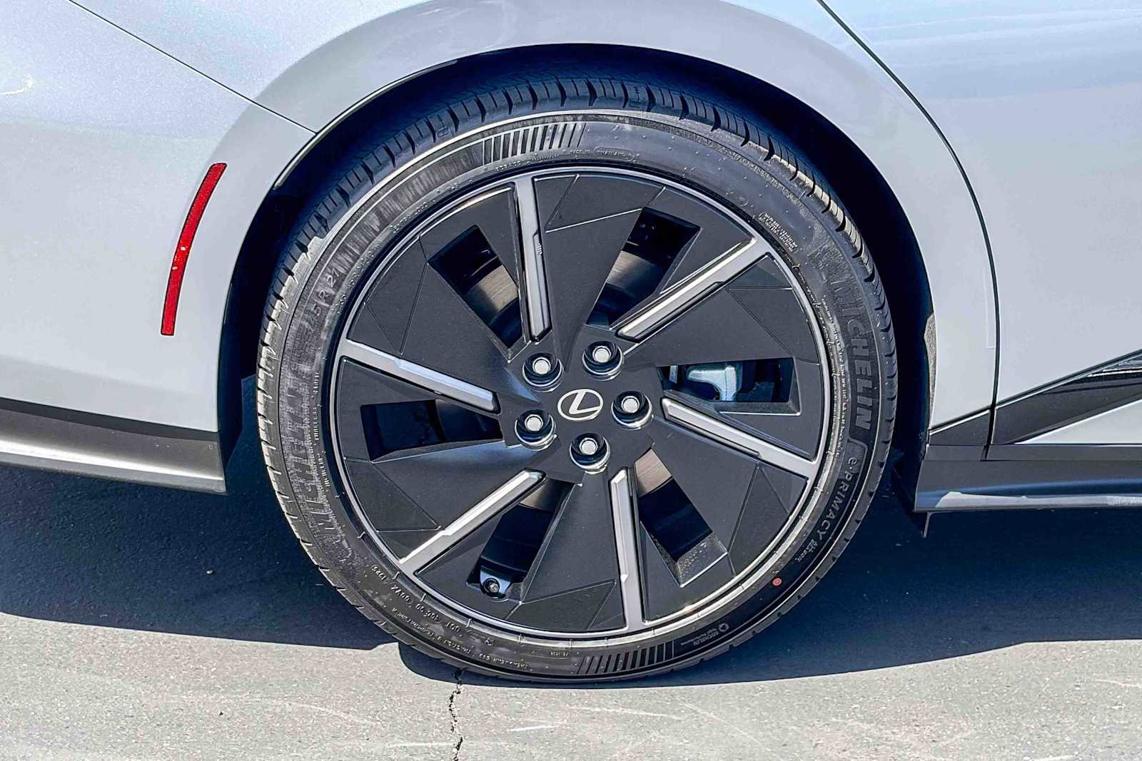 New 2026 Lexus ES 500e AWD/4WD image 10