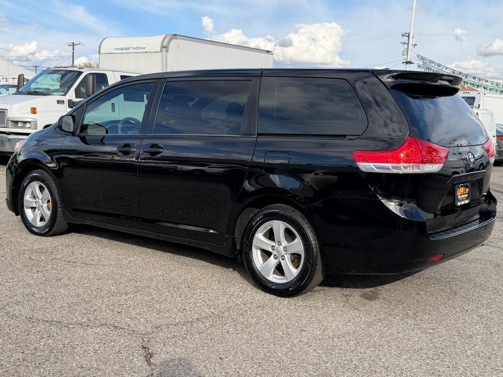 Used 2014 Toyota Sienna L image 9