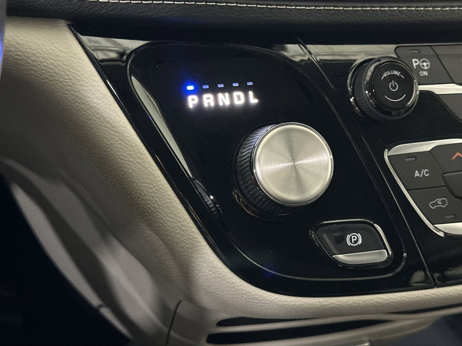 Used 2022 Chrysler Pacifica Touring-L w/ Uconnect Theater Family Group image 33