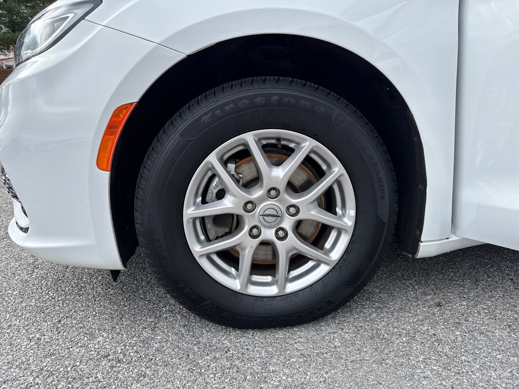 Used 2024 Chrysler Pacifica Touring-L FWD image 26