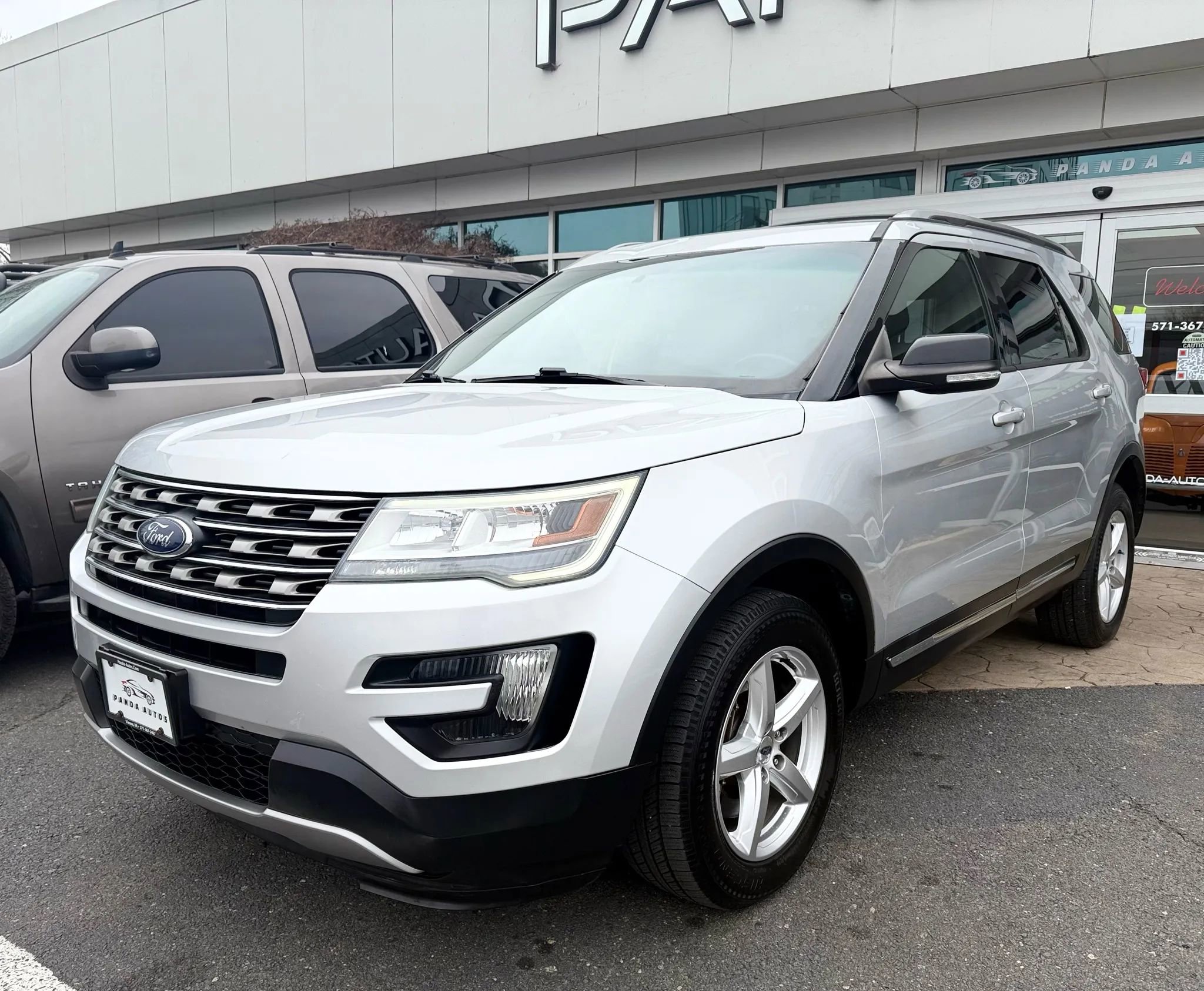 Used 2016 Ford Explorer XLT image 3