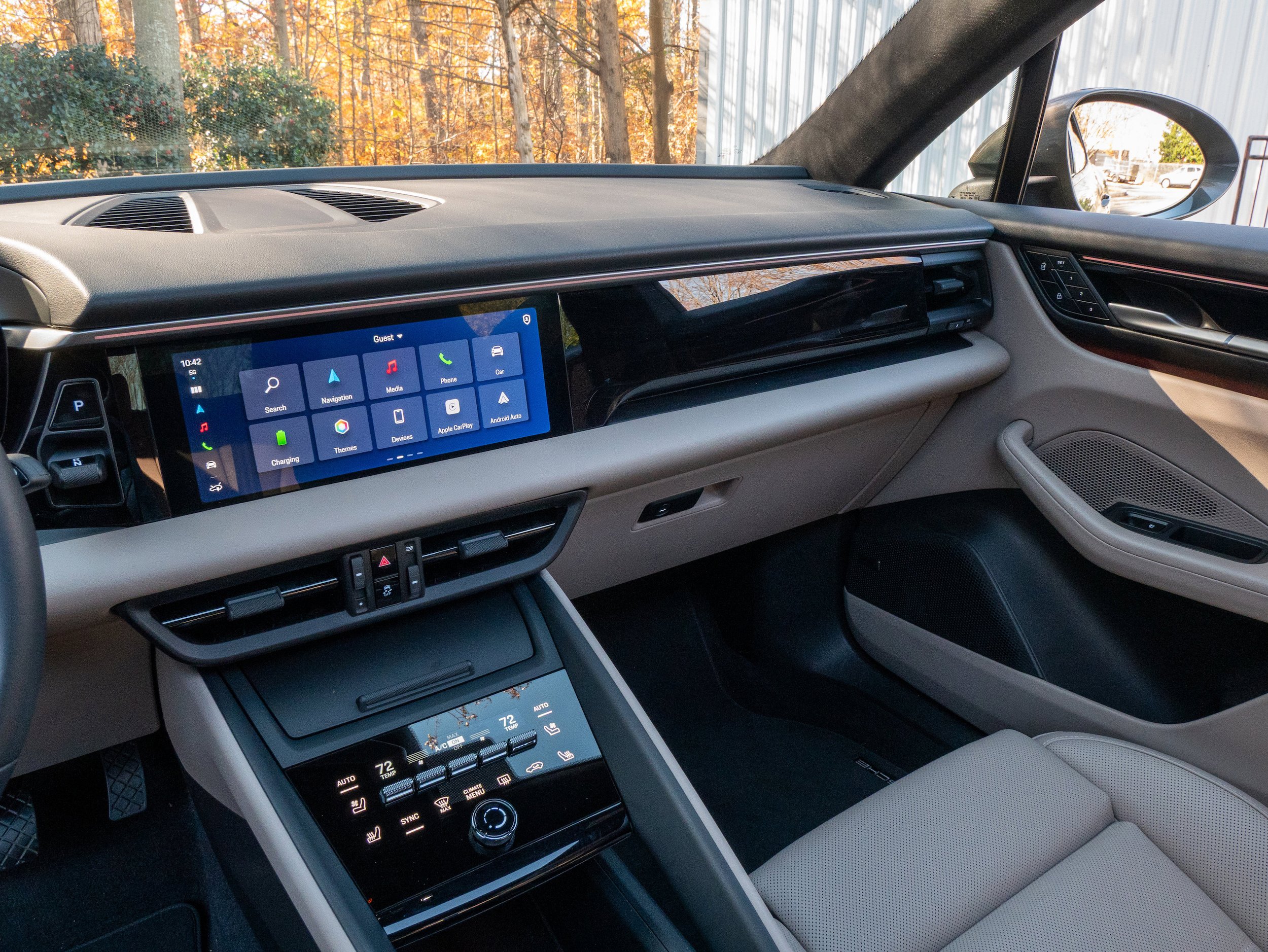 Certified 2025 Porsche Macan Electric image 22