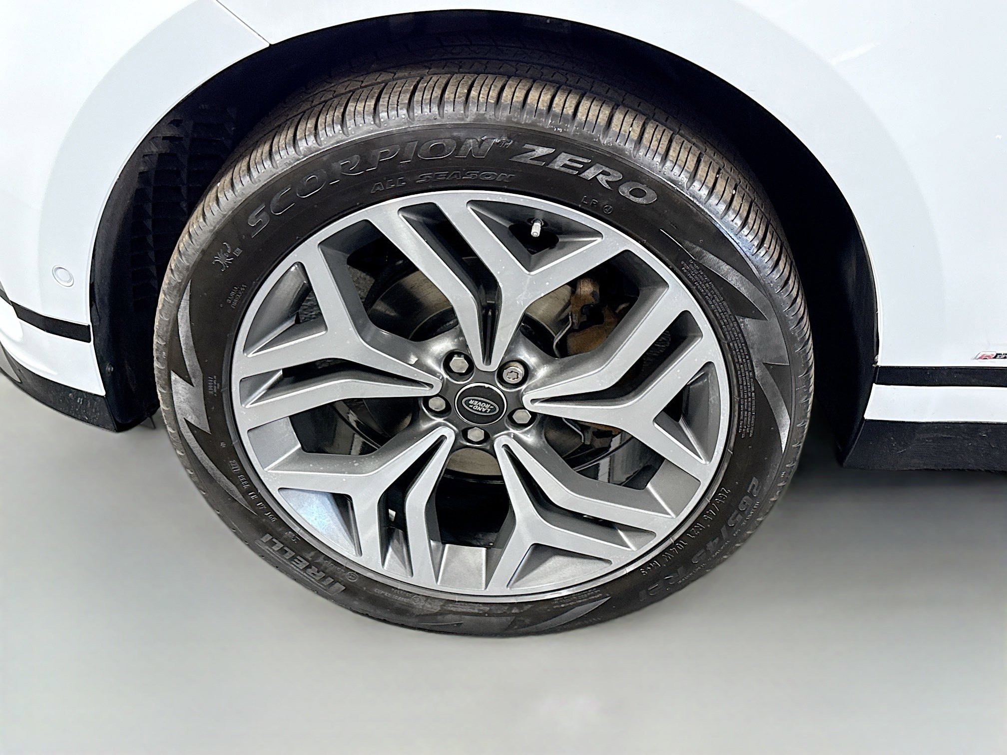 Used 2019 Land Rover Range Rover Velar R-Dynamic SE image 38