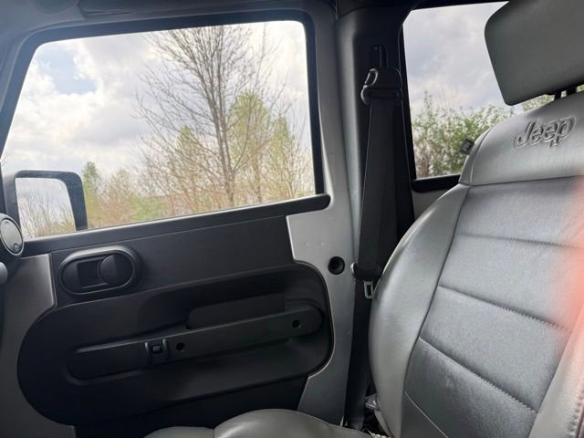 Used 2010 Jeep Wrangler Unlimited Rubicon w/ Dual Top Group AWD/4WD image 22