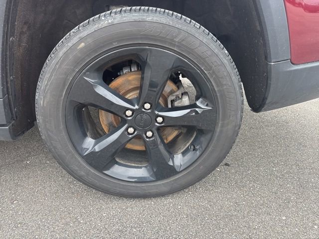 Used 2023 Jeep Grand Cherokee L Laredo image 2