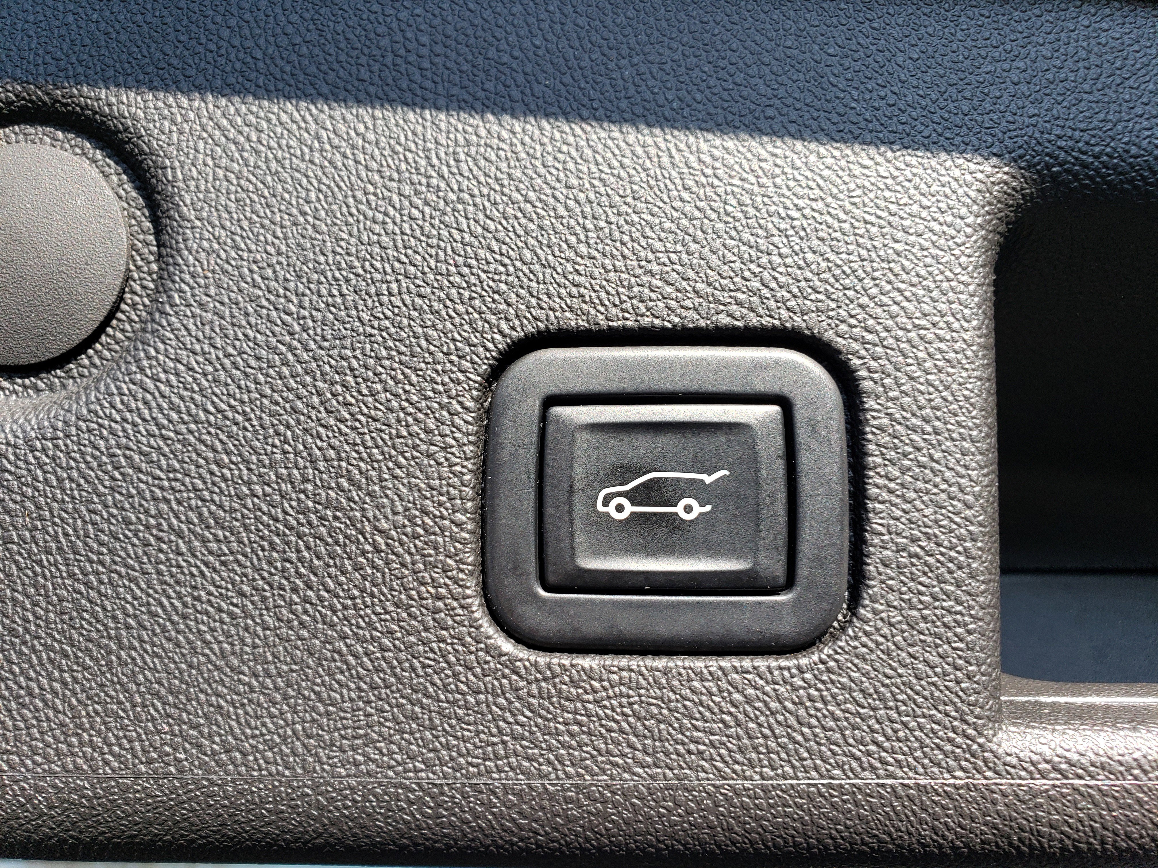 Used 2022 Chevrolet Equinox LT w/ Driver Convenience Package image 12