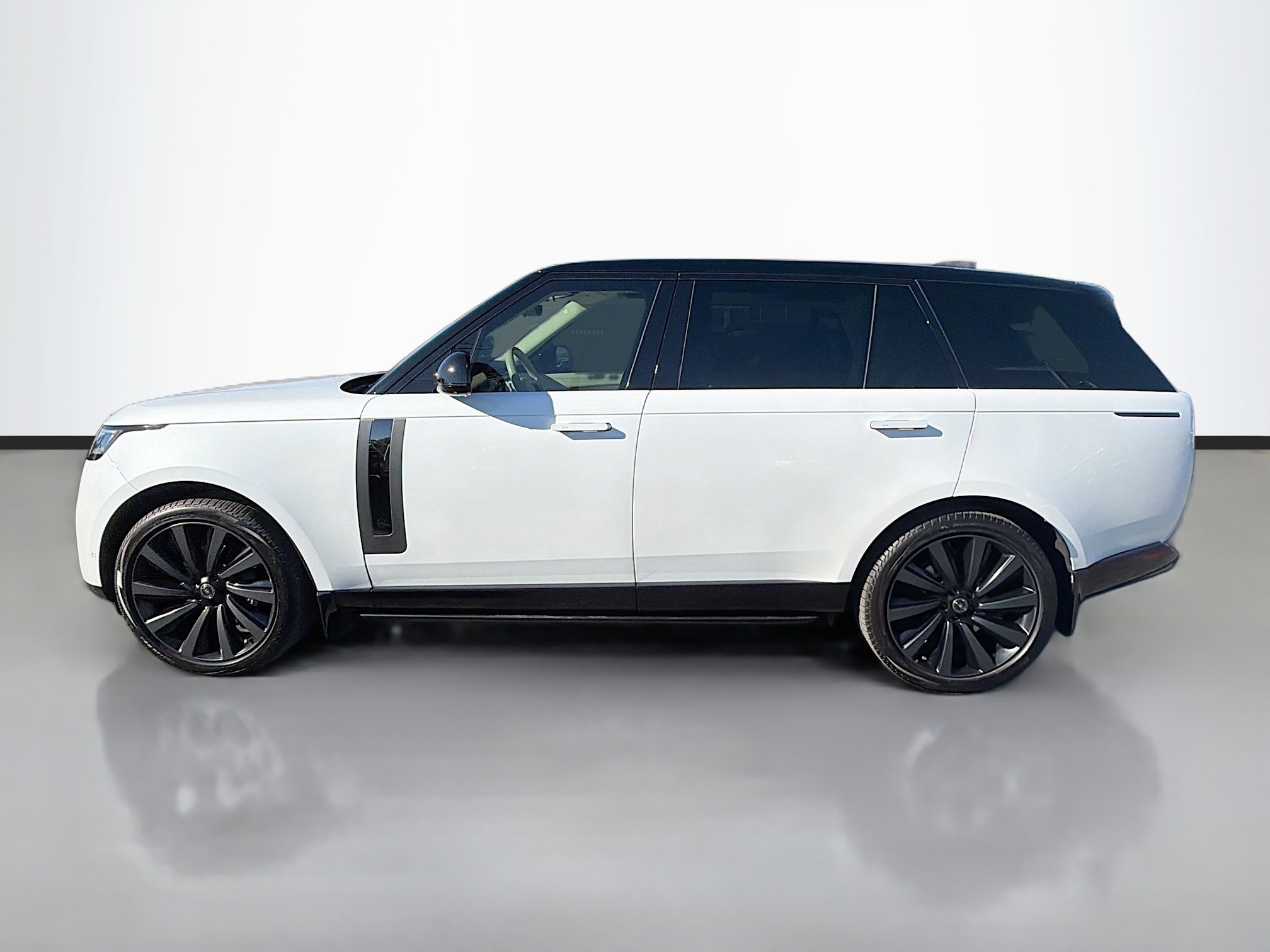 Used 2023 Land Rover Range Rover SV image 2