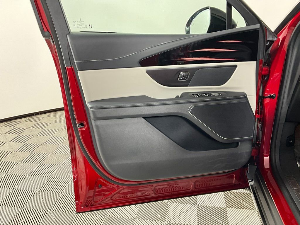 Used 2025 Lincoln Nautilus Premier image 18