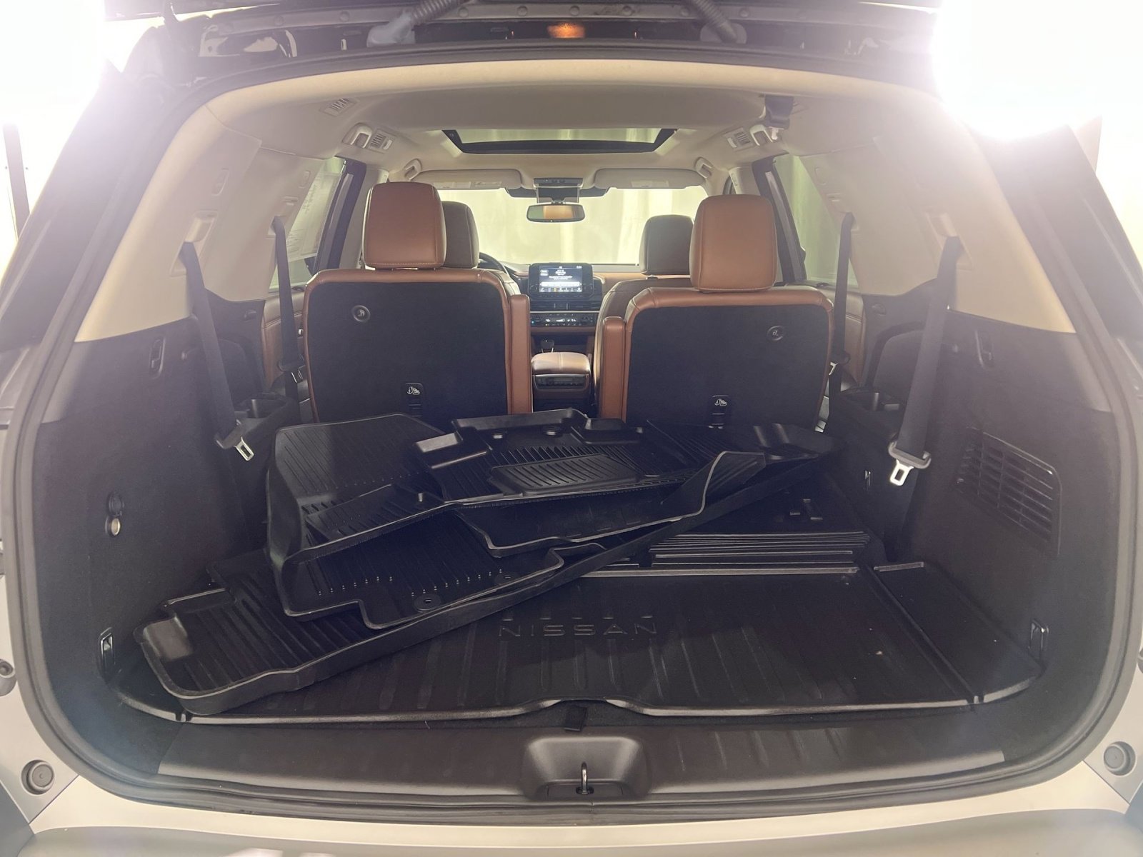 Used 2022 Nissan Pathfinder Platinum w/ Cargo Package image 27