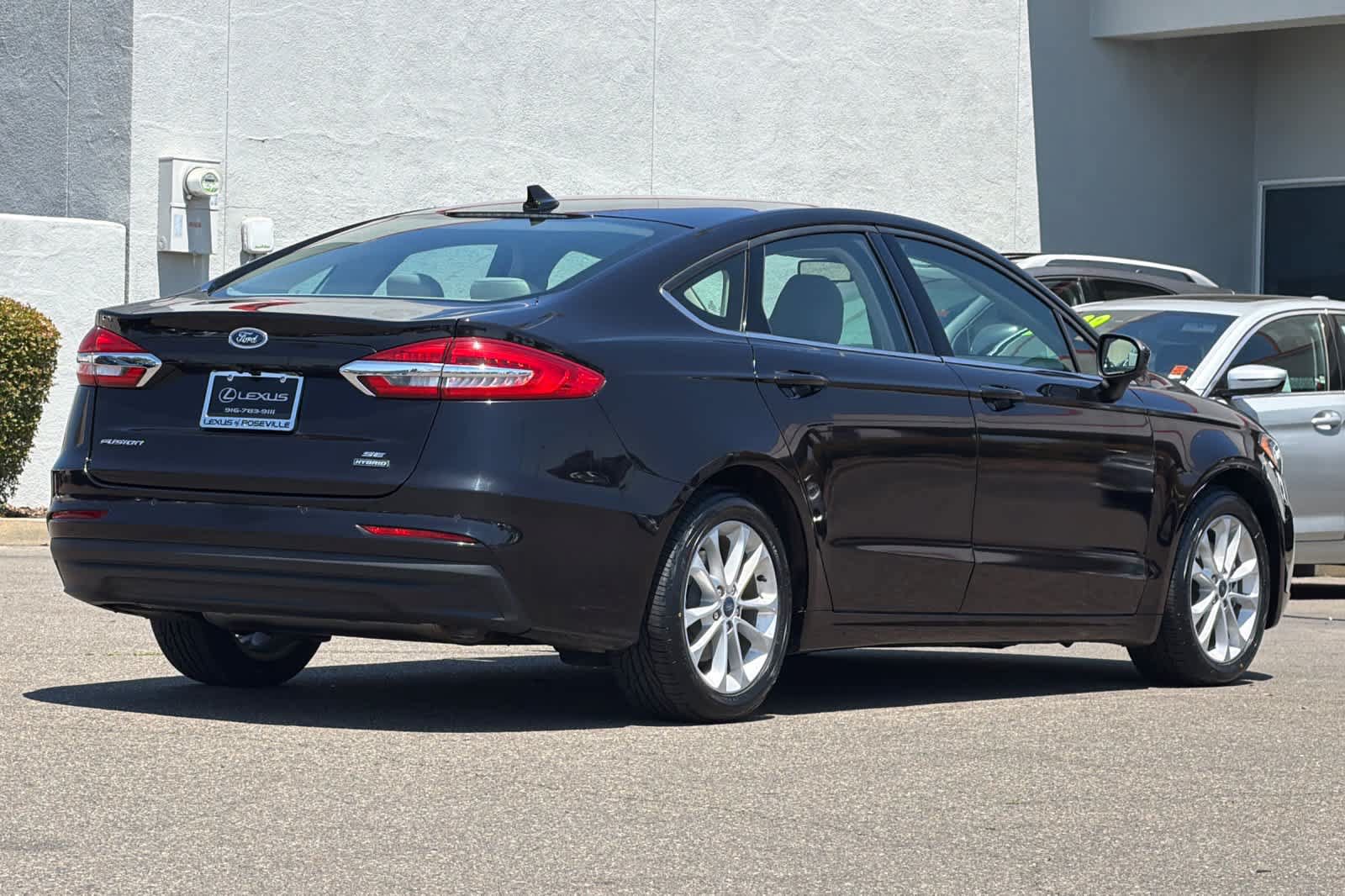 Used 2020 Ford Fusion SE FWD image 2