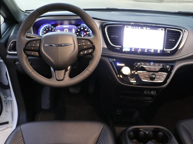 Used 2024 Chrysler Pacifica Touring-L w/ S Appearance Package FWD image 17