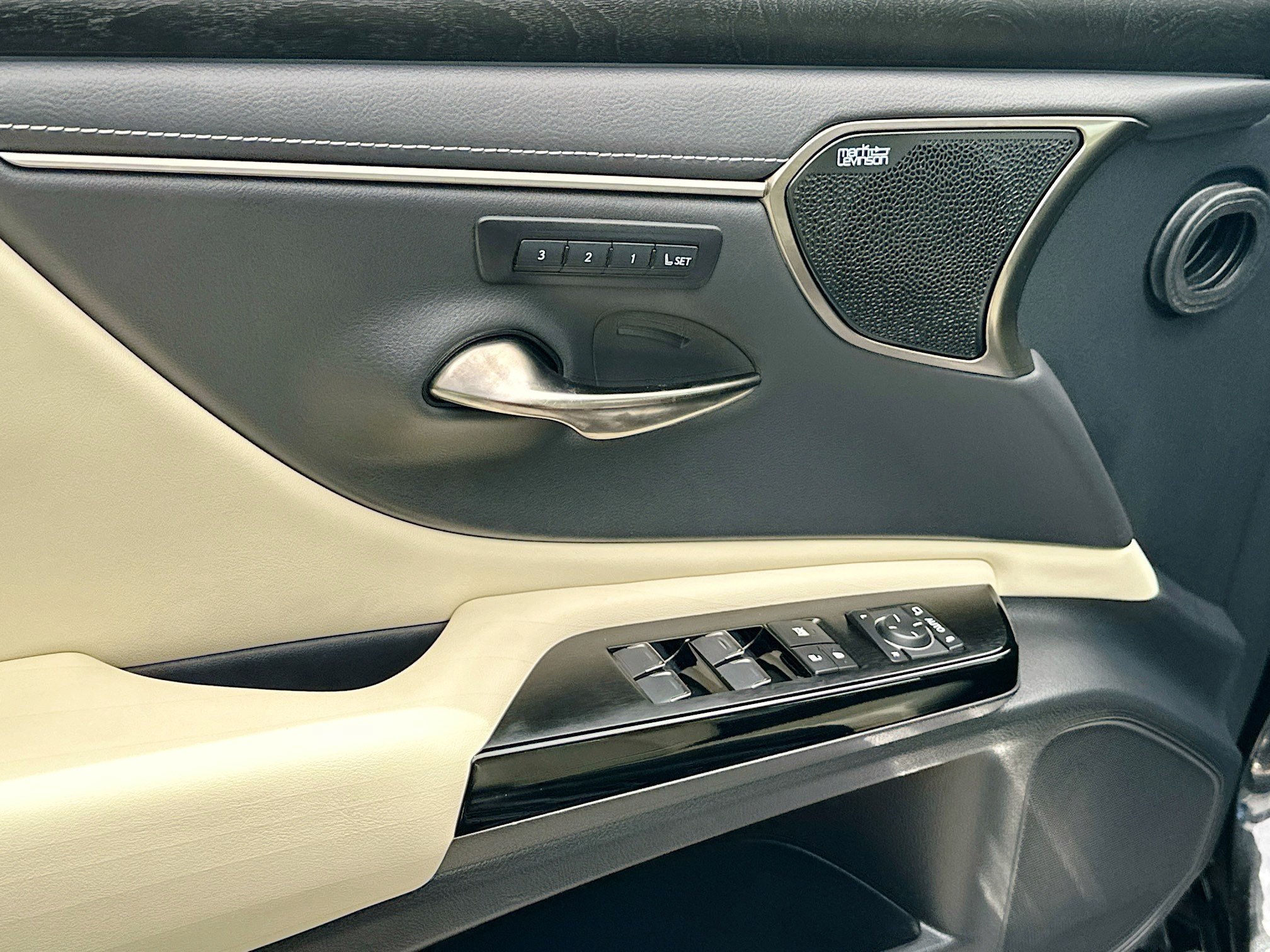 Used 2022 Lexus ES 300h w/ Premium Package FWD image 17