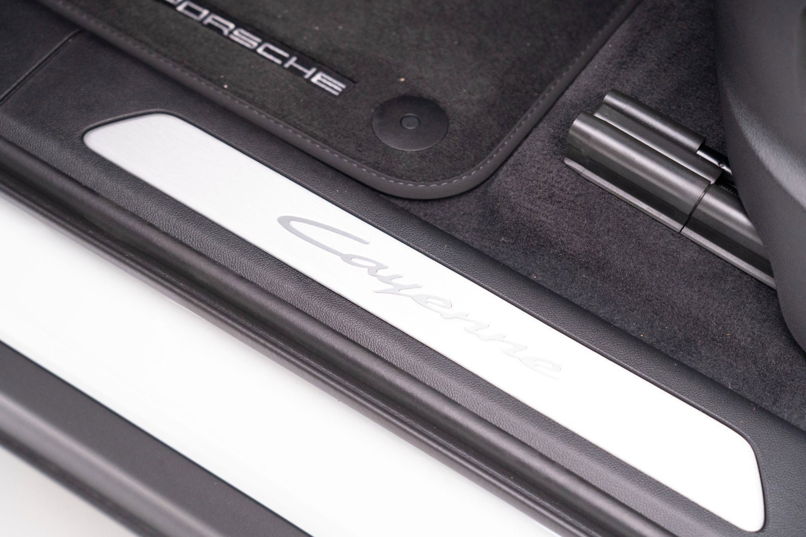 Certified 2025 Porsche Cayenne E-Hybrid image 15