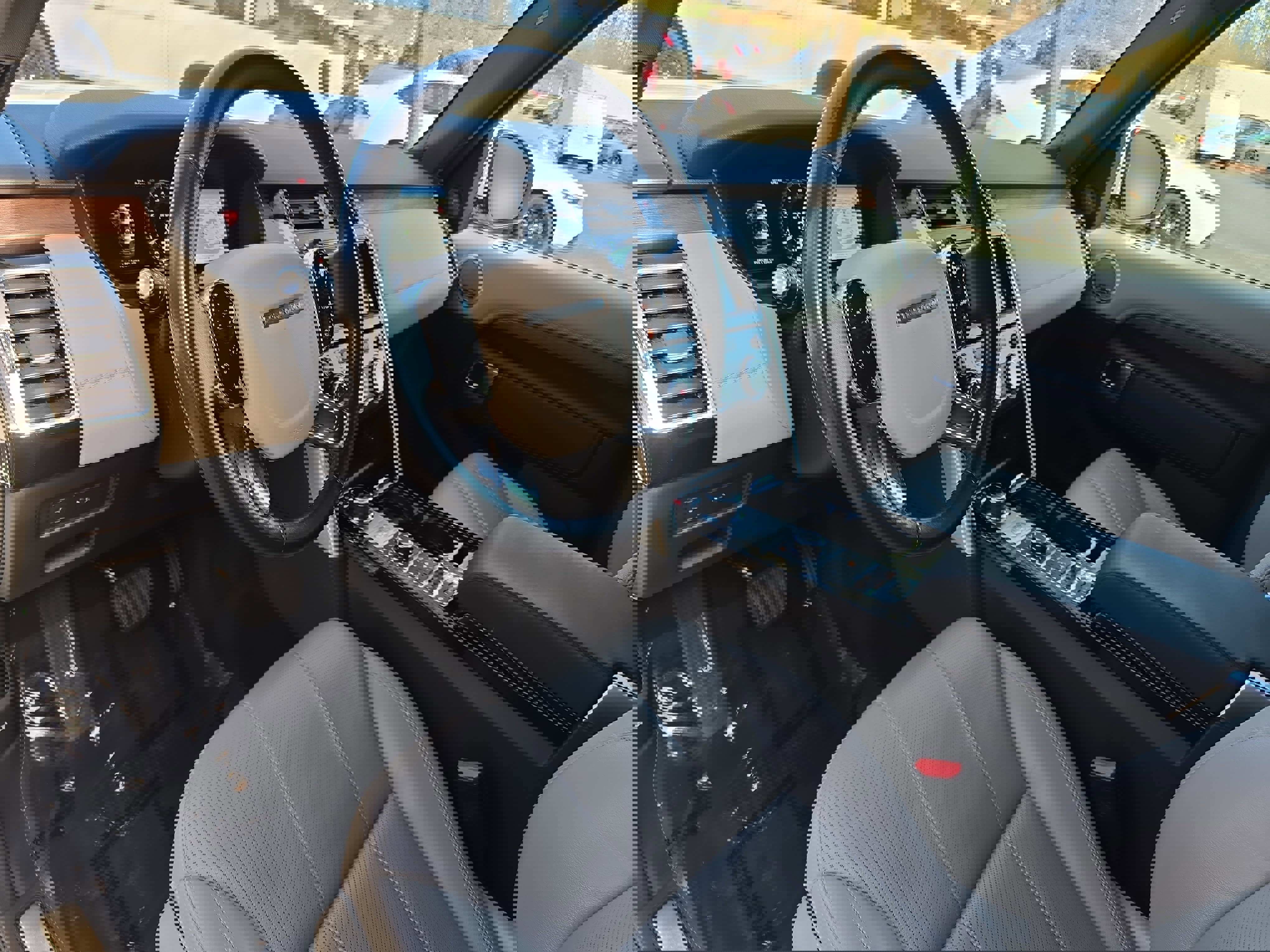 Used 2019 Land Rover Discovery HSE image 17